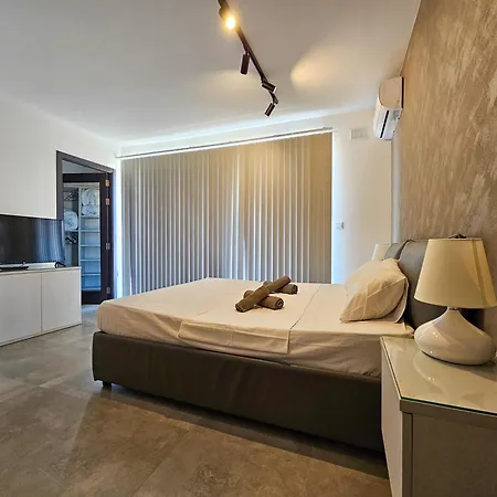 Prestigious & Modern Seaview Penthouse With Private Jacuzzi マルサスカーラ