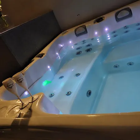 Prestigious & Modern Seaview Penthouse With Private Jacuzzi